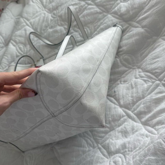 š¤ White Coach City Tote in Signature Canvas š¤
